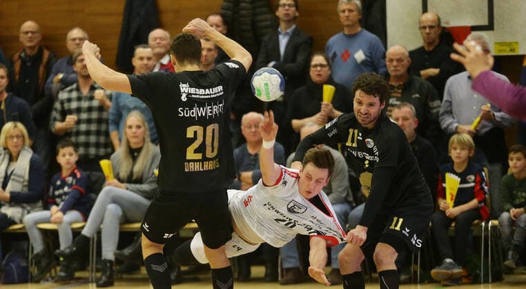 Bietigheim , Handball 2.Bundesliga SG BBM Bietigheim vs. TuS Ferndorf , von links: Tim Dahlhaus ( BBM ) Julian Schneider ( Ferndorf ) Christian Schäfer ( BBM )