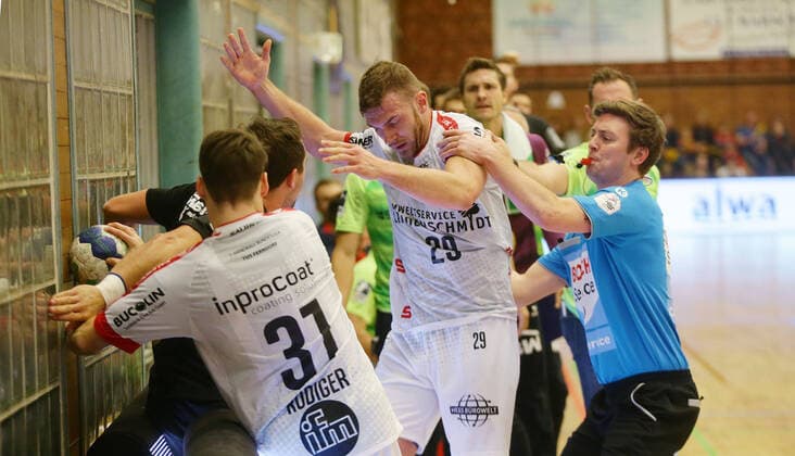 Bietigheim , Handball 2.Bundesliga SG BBM Bietigheim vs. TuS Ferndorf , mitte: Andreas Bornemann ( Ferndorf )