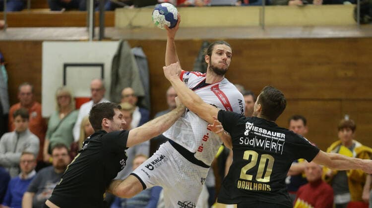 Bietigheim , Handball 2.Bundesliga SG BBM Bietigheim vs. TuS Ferndorf , von links: Jonathan Fischer ( BBM ) Patrick Weber ( Ferndorf ) Tim Dahlhaus ( BBM )