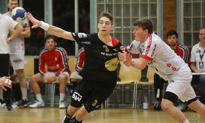 Bietigheim , Handball 2.Bundesliga SG BBM Bietigheim vs. TuS Ferndorf , von links: Nikola Vlahovic ( BBM ) Matthis Michel ( Ferndorf )