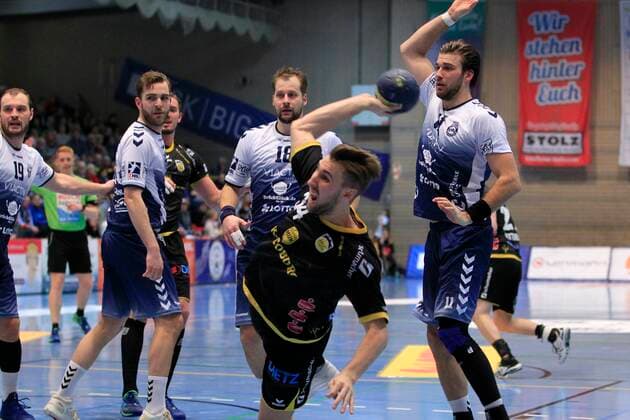 2.Bundesliga Handball VfL Luebeck-Schwartau - HSC 2000 Coburg 06.12.2019, Hansehalle Luebeck, GER, 2.Bundesliga Handball VfL Luebeck-Schwartau - HSC 2000 Coburg im Bild picture shows Tobias Varvne (HSC 2000 Coburg) spielt sich frei, hinten Martin Waschul VfL Luebeck-Schwartau und Markus Hansen VfL Luebeck-Schwartau.