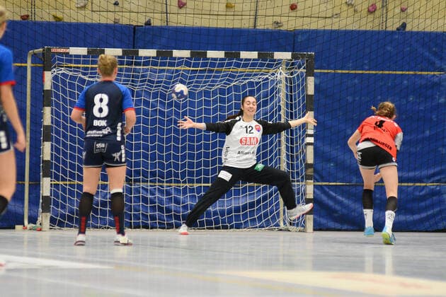 Laura Waldmaier (SG H2Ku Herrenberg Kuties 12) im Tor gegen Nina Fischer (TG Nuertingen 4) TG Nuertingen, Handball, Ligaspiel, 06.12.2019, Foto:TBaur Eibner TG Nuertingen vs. SG H2ku Herrenberg Kuties Nuertingen Copyright: xBaur xEibner-Pressefotox EP_Toba