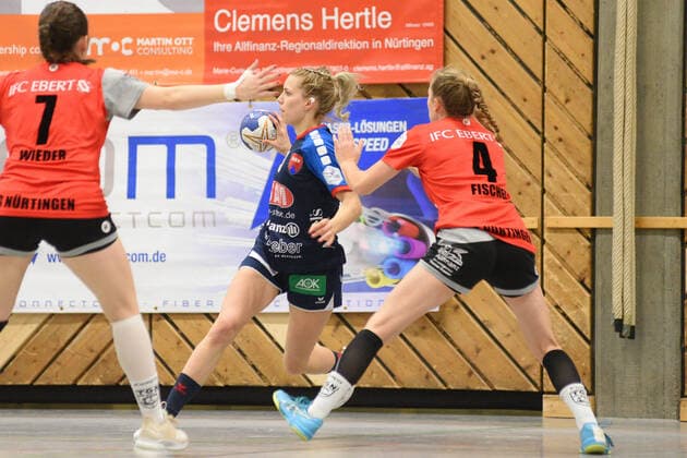 Anika Bissel (SG H2Ku Herrenberg Kuties 3) gegen Nina Fischer (TG Nuertingen 4) TG Nuertingen, Handball, Ligaspiel, 06.12.2019, Foto:TBaur Eibner TG Nuertingen vs. SG H2ku Herrenberg Kuties Nuertingen Copyright: xBaur xEibner-Pressefotox EP_Toba