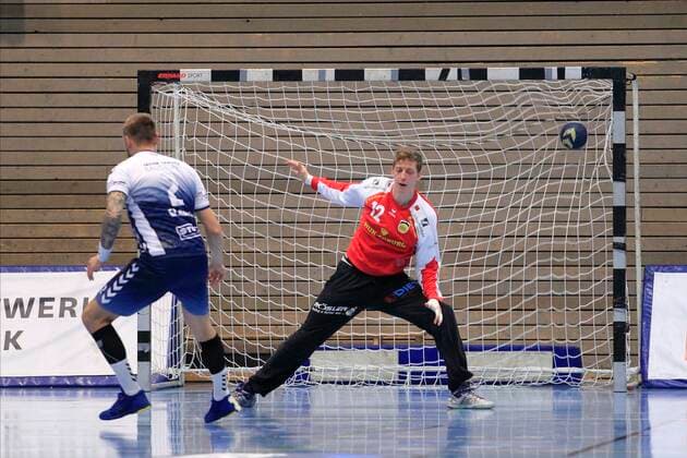 2.Bundesliga Handball VfL Luebeck-Schwartau - HSC 2000 Coburg 06.12.2019, Hansehalle Luebeck, GER, 2.Bundesliga Handball VfL Luebeck-Schwartau - HSC 2000 Coburg im Bild picture shows Thees Glabisch VfL Luebeck-Schwartau erzielt einen Siebenmeter gegen Torwart Konstantin Poltrum (HSC 2000 Coburg)
