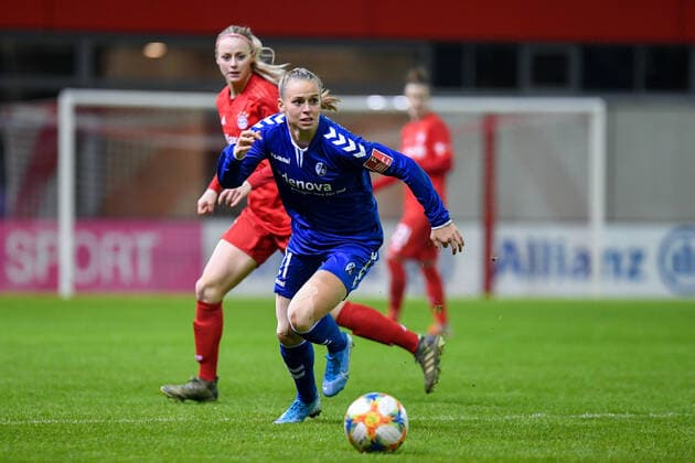 v.li.: Klara Bühl (Freiburg, 21) Amanda Ilestedt (FC Bayern München, FCB, 14), 06.12.2019, München (Deutschland), Fussball, Flyeralarm Frauen-Bundesliga, FC Bayern München - SC Freiburg, DFB DFL REGULATIONS PROHIBIT ANY USE OF PHOTOGRAPHS AS IMAGE SEQUENCES AND OR QUASI-VIDEO.
