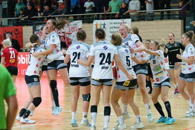 07.12.2019, Handball Frauen 2. Bundesliga, Saison 2019 2020, SV Union Halle-Neustadt gegen VfL Waiblingen.Die Tigers jubeln nach einem erkämpften 28:28. Halle Erdgas Sportarena Sachsen-Anhalt Deutschland