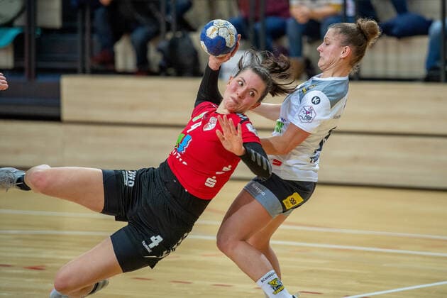 Pia Dietz (SV Union Halle) wird gefoult SV Union Halle-Neustadt (Wildcats) vs. VfL Waiblingen Handball 2.Bundesliga - Saison 2019 2020 Copyright: xVIADATAx xHolgerxJohnx Halle Saale Sachsen-Anhalt Deutschland