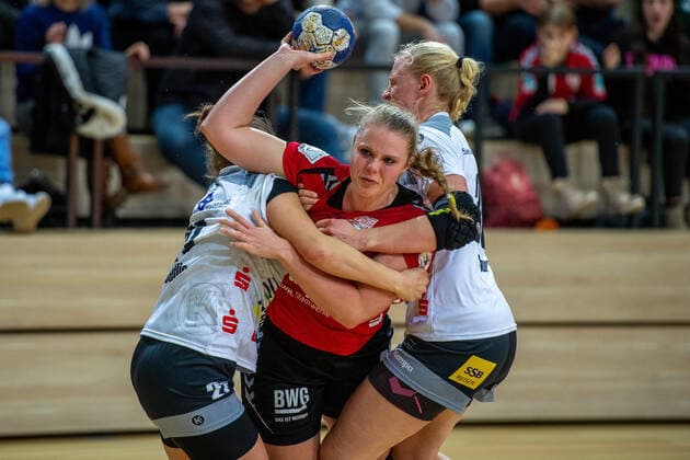 Danique Boonkamp (SV Union Halle) wird geklammert von Louisa de Bellis (Waiblingen) und Vivien Jäger (Waiblingen) SV Union Halle-Neustadt (Wildcats) vs. VfL Waiblingen Handball 2.Bundesliga - Saison 2019 2020 Copyright: xVIADATAx xHolgerxJohnx Halle Saale Sachsen-Anhalt Deutschland