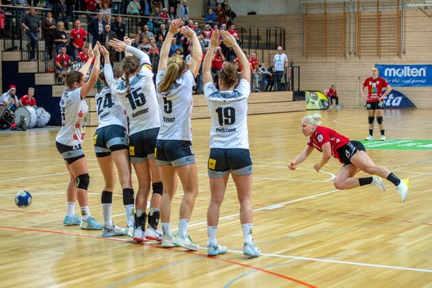 Sophie Lütke (SV Union Halle) versucht in der letzten Sekunde an der Mauer vorbei den Siegtreffer zu erzielen. SV Union Halle-Neustadt (Wildcats) vs. VfL Waiblingen Handball 2.Bundesliga - Saison 2019 2020 Copyright: xVIADATAx xHolgerxJohnx Halle Saale Sachsen-Anhalt Deutschland