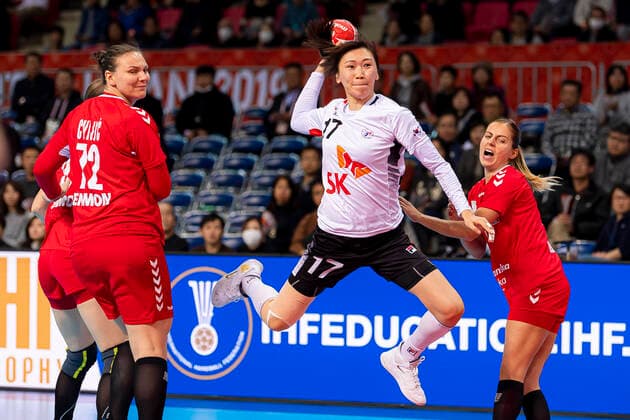 Handball, Frauen: WM 2019, Hauptrunde, Gruppe 1, 6. Spieltag , Serbien - Korea v.li. Dragana Cvijic (Serbien), Haein Sim (Korea) Kumamoto Aqua Dome Kumamoto Japan