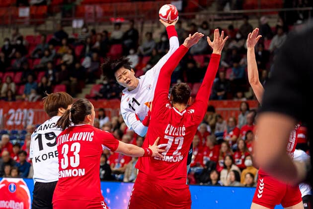 Handball, Frauen: WM 2019, Hauptrunde, Gruppe 1, 6. Spieltag , Serbien - Korea v.li. Eunhye Kang (Korea), Jovana Stoiljkovic (Serbien), Eun Hee Ryu (Korea),Dragana Cvijic (Serbien) Kumamoto Aqua Dome Kumamoto Japan