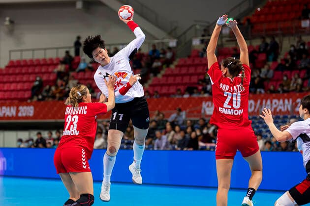 Handball, Frauen: WM 2019, Hauptrunde, Gruppe 1, 6. Spieltag , Serbien - Korea v.li. Marija Obradovic (Serbien), Eun Hee Ryu (Korea), Sladana Pop-Lazic (Serbien) Kumamoto Aqua Dome Kumamoto Japan