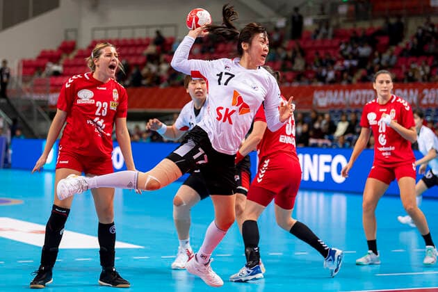 Handball, Frauen: WM 2019, Hauptrunde, Gruppe 1, 6. Spieltag , Serbien - Korea v.li. Marija Obradovic (Serbien), Haein Sim (Korea) Kumamoto Aqua Dome Kumamoto Japan