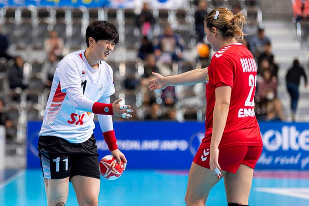 Handball, Frauen: WM 2019, Hauptrunde, Gruppe 1, 6. Spieltag , Serbien - Korea v.li. Eun Hee Ryu (Korea), Marija Obradovic (Serbien) Kumamoto Aqua Dome Kumamoto Japan