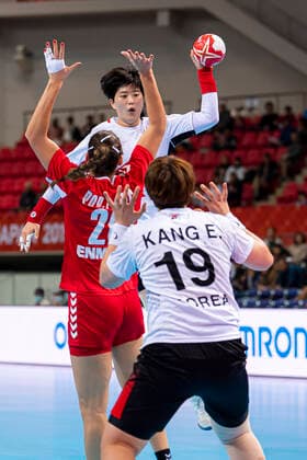 Handball, Frauen: WM 2019, Hauptrunde, Gruppe 1, 6. Spieltag , Serbien - Korea Eun Hee Ryu (Korea), Marija Obradovic (Serbien), Eunhye Kang (Korea) Kumamoto Aqua Dome Kumamoto Japan
