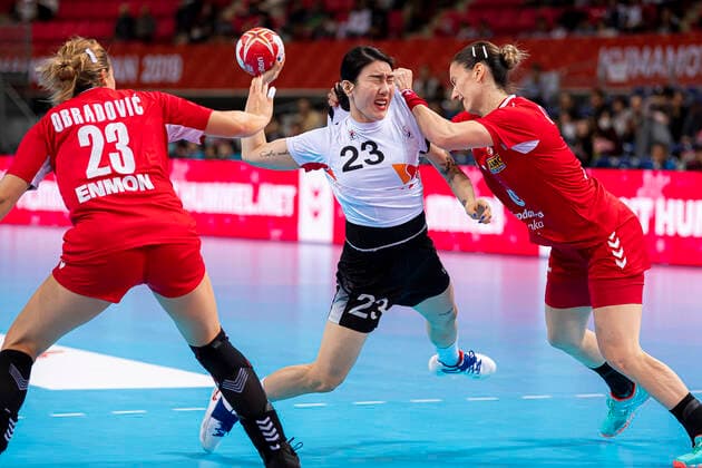 Handball, Frauen: WM 2019, Hauptrunde, Gruppe 1, 6. Spieltag , Serbien - Korea v.li. Marija Obradovic (Serbien), Migyeong Lee (Korea)? Jovana Stoiljkovic (Serbien) Kumamoto Aqua Dome Kumamoto Japan