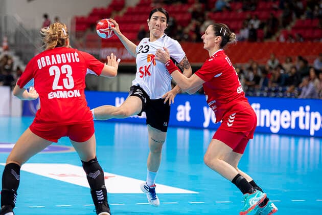 Handball, Frauen: WM 2019, Hauptrunde, Gruppe 1, 6. Spieltag , Serbien - Korea v.li. Marija Obradovic (Serbien), Migyeong Lee (Korea), Jovana Stoiljkovic (Serbien) Kumamoto Aqua Dome Kumamoto Japan