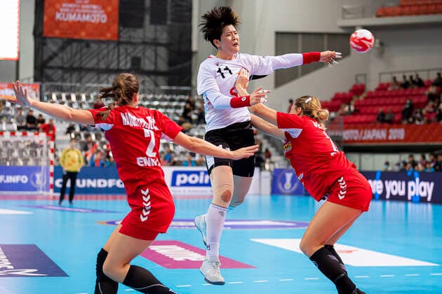 Handball, Frauen: WM 2019, Hauptrunde, Gruppe 1, 6. Spieltag , Serbien - Korea v.li. Sanja Radosavljevic (Serbien), Eun Hee Ryu (Korea) Kumamoto Aqua Dome Kumamoto Japan