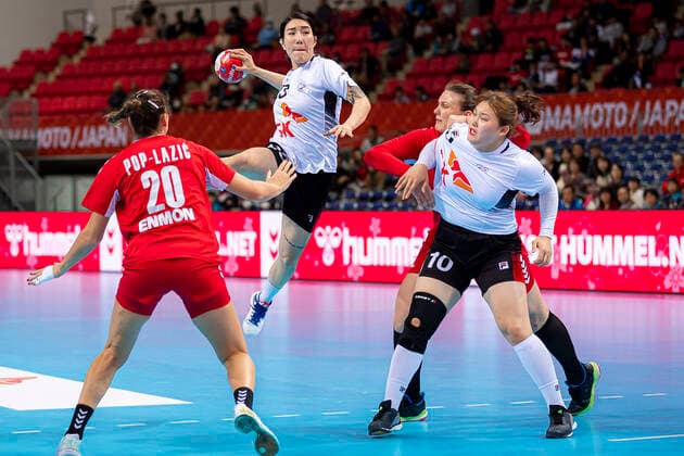 Handball, Frauen: WM 2019, Hauptrunde, Gruppe 1, 6. Spieltag , Serbien - Korea v.li. Sladana Pop-Lazic (Serbien), Miseul Han (Korea), Seonpil Won (Korea) Kumamoto Aqua Dome Kumamoto Japan