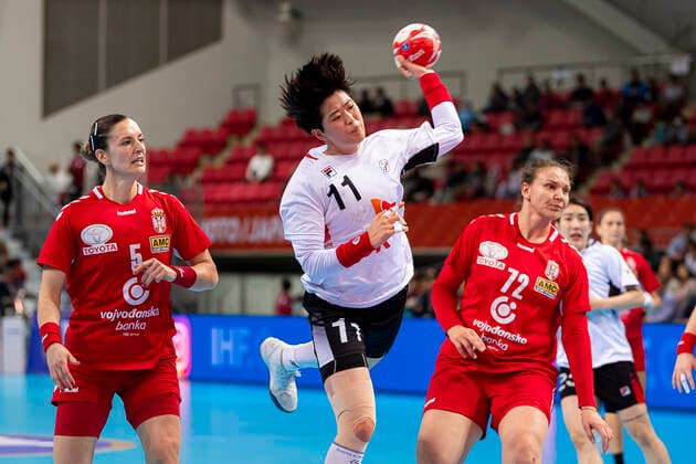 Handball, Frauen: WM 2019, Hauptrunde, Gruppe 1, 6. Spieltag , Serbien - Korea v.li. Jelena Trifunovic (Serbien), Eun Hee Ryu (Korea), Dragana Cvijic (Serbien) Kumamoto Aqua Dome Kumamoto Japan