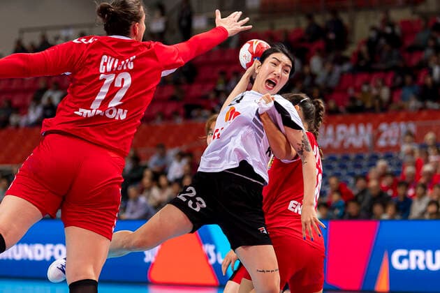 Handball, Frauen: WM 2019, Hauptrunde, Gruppe 1, 6. Spieltag , Serbien - Korea v.li. Dragana Cvijic (Serbien), Migyeong Lee (Korea) Kumamoto Aqua Dome Kumamoto Japan