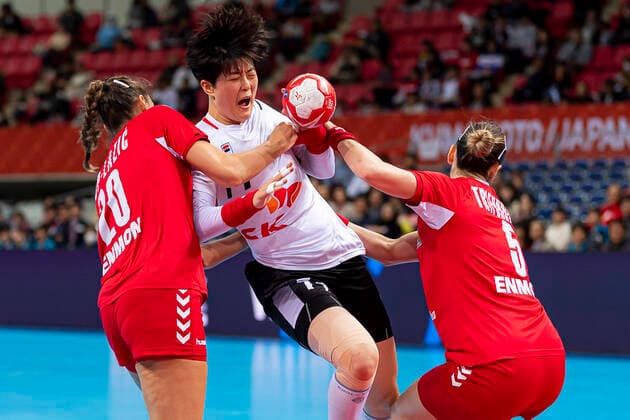 Handball, Frauen: WM 2019, Hauptrunde, Gruppe 1, 6. Spieltag , Serbien - Korea v. li. im Zweikampf Sladana Pop-Lazic (Serbien), Eun Hee Ryu (Korea), Jelena Trifunovic (Serbien) Kumamoto Aqua Dome Kumamoto Japan