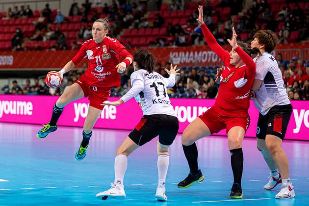 Handball, Frauen: WM 2019, Hauptrunde, Gruppe 1, 6. Spieltag , Serbien - Korea v.li. Kristina Liscevic (Serbien), Haein Sim (Korea), Kumamoto Aqua Dome Kumamoto Japan