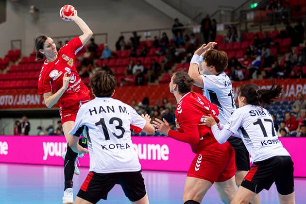 Handball, Frauen: WM 2019, Hauptrunde, Gruppe 1, 6. Spieltag , Serbien - Korea Jelena Lavko (Serbien), Miseul Han (Korea) Kumamoto Aqua Dome Kumamoto Japan