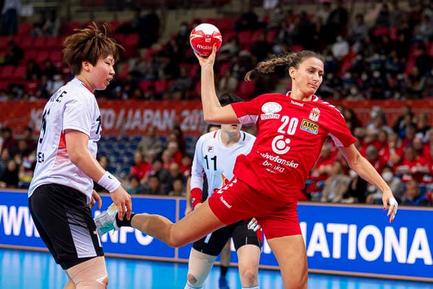 Handball, Frauen: WM 2019, Hauptrunde, Gruppe 1, 6. Spieltag , Serbien - Korea v.li. Eunhye Kang (Korea), Sladana Pop-Lazic (Serbien) Kumamoto Aqua Dome Kumamoto Japan