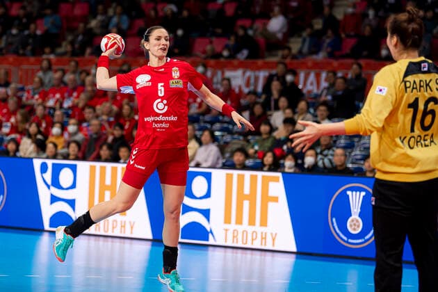 Handball, Frauen: WM 2019, Hauptrunde, Gruppe 1, 6. Spieltag , Serbien - Korea v.li. Jelena Trifunovic (Serbien), Saeyoung Park (Korea) Kumamoto Aqua Dome Kumamoto Japan