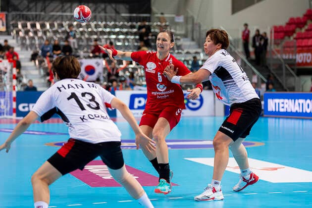 Handball, Frauen: WM 2019, Hauptrunde, Gruppe 1, 6. Spieltag , Serbien - Korea Jelena Trifunovic (Serbien), Eunhye Kang (Korea) Kumamoto Aqua Dome Kumamoto Japan