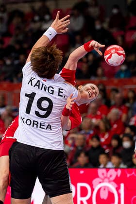Handball, Frauen: WM 2019, Hauptrunde, Gruppe 1, 6. Spieltag , Serbien - Korea Eunhye Kang (Korea), Jelena Trifunovic (Serbien) Kumamoto Aqua Dome Kumamoto Japan