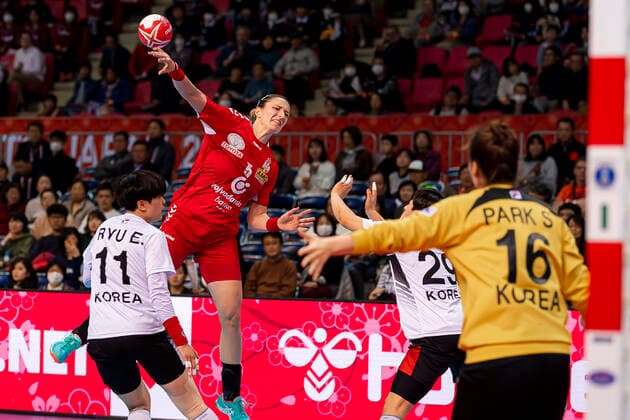 Handball, Frauen: WM 2019, Hauptrunde, Gruppe 1, 6. Spieltag , Serbien - Korea v.li. Eun Hee Ryu (Korea), Jelena Trifunovic (Serbien), Sojeong Yu (Korea), Saeyoung Park (Korea) Kumamoto Aqua Dome Kumamoto Japan