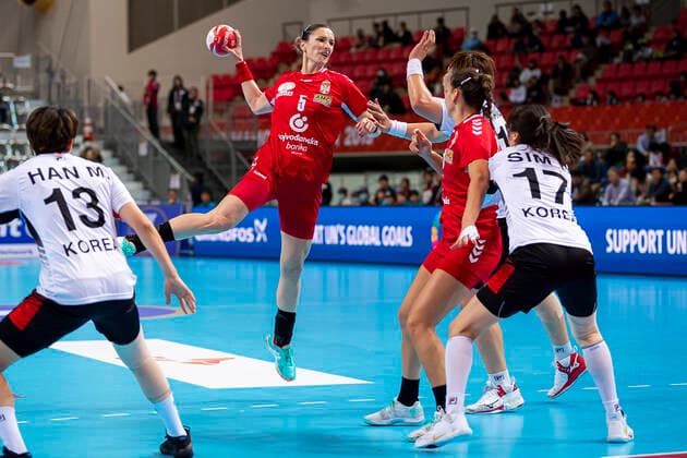 Handball, Frauen: WM 2019, Hauptrunde, Gruppe 1, 6. Spieltag , Serbien - Korea v.li. Miseul Han (Korea), Jelena Trifunovic (Serbien) Kumamoto Aqua Dome Kumamoto Japan