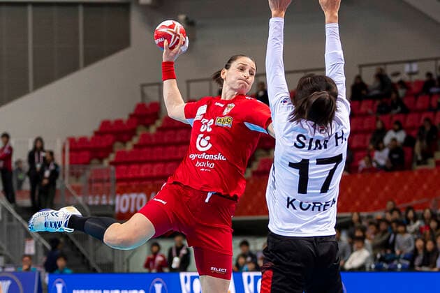 Handball, Frauen: WM 2019, Hauptrunde, Gruppe 1, 6. Spieltag , Serbien - Korea Jovana Stoiljkovic (Serbien), Haein Sim (Korea) Kumamoto Aqua Dome Kumamoto Japan