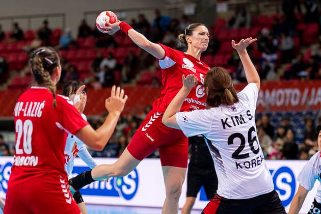 Handball, Frauen: WM 2019, Hauptrunde, Gruppe 1, 6. Spieltag , Serbien - Korea Sladana Pop-Lazic (Serbien), Jelena Trifunovic (Serbien), Sora Kim (Korea) Kumamoto Aqua Dome Kumamoto Japan