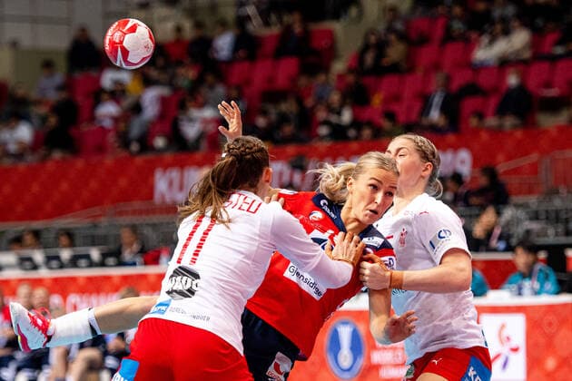 191208 Stine Bredal Oftedal of Norway during the Women s World Handball Championship game between Norway and Denmark on December 8, 2019 in Kumamoto. Photo: Daniel Stiller Bildbyran kod DS 59420 bbeng dam women handball handboll world handball championship 2019 norway norge handball vm denmark danmark Copyright: DANIELxSTILLER BB191208DS018