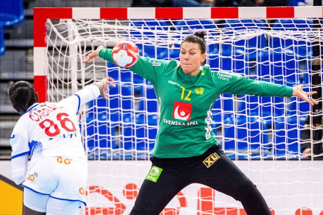 191208 Alexandrina Cabral Barbosa of Spain and goalkeeper Filippa Idehn of Sweden during the Women s World Handball Championship match between Spain and Sweden on December 8, 2019 in Kumamoto. Photo: Ludvig Thunman BILDBYRAN kod LT 35696 bbeng dam women handball handboll world handball championship 2019 sverige sweden spanien spain Copyright: LUDVIGxTHUNMAN BB191208LT002