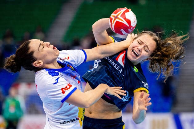 191208 Marta Lopez Herrero of Spain and Evelina Källhage of Sweden during the Women s World Handball Championship match between Spain and Sweden on December 8, 2019 in Kumamoto. Photo: Ludvig Thunman BILDBYRAN kod LT 35696 bbeng dam women handball handboll world handball championship 2019 sverige sweden spanien spain Copyright: LUDVIGxTHUNMAN BB191208LT009