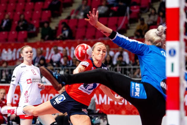 191208 Stine Bredal Oftedal of Norway during the Women s World Handball Championship game between Norway and Denmark on December 8, 2019 in Kumamoto. Photo: Daniel Stiller Bildbyran kod DS 59420 bbeng dam women handball handboll world handball championship 2019 norway norge handball vm denmark danmark Copyright: DANIELxSTILLER BB191208DS023