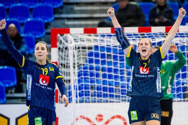 191208 Anna Lagerquist and Linn Blohmof Sweden celebrates during the Women s World Handball Championship match between Spain and Sweden on December 8, 2019 in Kumamoto. Photo: Ludvig Thunman BILDBYRAN kod LT 35696 bbeng dam women handball handboll world handball championship 2019 sverige sweden spanien spain jubel celebrationu Copyright: LUDVIGxTHUNMAN BB191208LT028