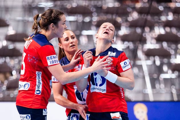 191208 Heidi Loke of Norway in pain during the Women s World Handball Championship game between Norway and Denmark on December 8, 2019 in Kumamoto. Photo: Daniel Stiller Bildbyran kod DS 59420 bbeng dam women handball handboll world handball championship 2019 norway norge handball vm denmark danmark depp skada Copyright: DANIELxSTILLER BB191208DS030