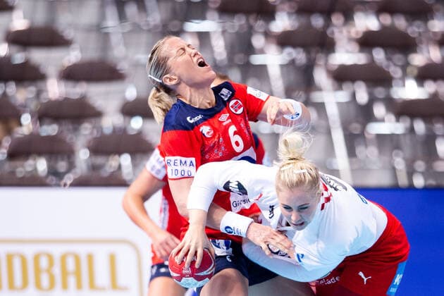 191208 Heidi Loke of Norway and Lotte Grigel of Denmark during the Women s World Handball Championship game between Norway and Denmark on December 8, 2019 in Kumamoto. Photo: Daniel Stiller Bildbyran kod DS 59420 bbeng dam women handball handboll world handball championship 2019 norway norge handball vm denmark danmark Copyright: DANIELxSTILLER BB191208DS031