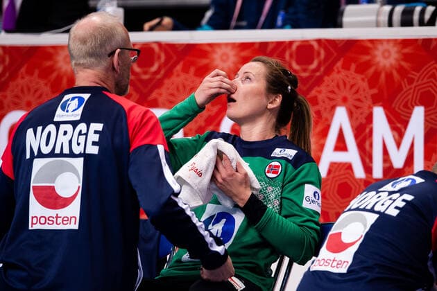 191208 Goalkeeper Silje Solberg of Norway in pain during the Women s World Handball Championship game between Norway and Denmark on December 8, 2019 in Kumamoto. Photo: Daniel Stiller Bildbyran kod DS 59420 bbeng dam women handball handboll world handball championship 2019 norway norge handball vm denmark danmark skada depp Copyright: DANIELxSTILLER BB191208DS034