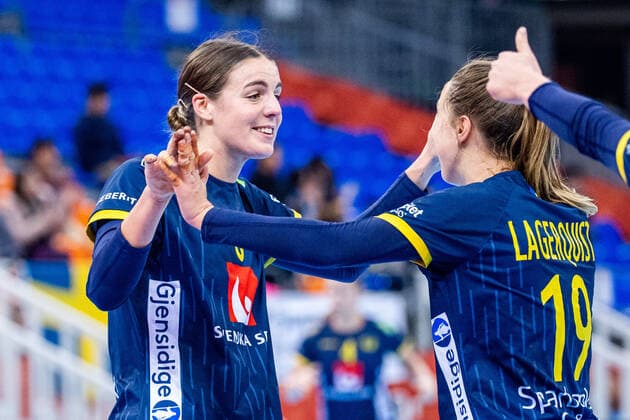 191208 Carin Strömberg and Anna Lagerquist of Sweden celebrate during the Women s World Handball Championship match between Spain and Sweden on December 8, 2019 in Kumamoto. Photo: Ludvig Thunman BILDBYRAN kod LT 35696 bbeng dam women handball handboll world handball championship 2019 sverige sweden spanien spain jubel Copyright: LUDVIGxTHUNMAN BB191208LT041