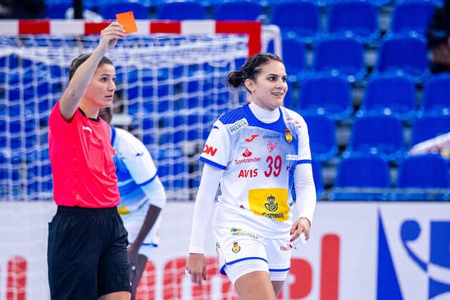 191208 Almudena Rodriguez Rodriguez of Spain receives a red card during the Women s World Handball Championship match between Spain and Sweden on December 8, 2019 in Kumamoto. Photo: Ludvig Thunman BILDBYRAN kod LT 35696 bbeng dam women handball handboll world handball championship 2019 sverige sweden spanien spain depp utvisning Copyright: LUDVIGxTHUNMAN BB191208LT042