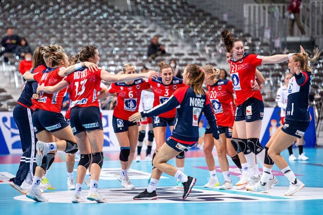 191208 Players of Norway celebrate after the Women s World Handball Championship game between Norway and Denmark on December 8, 2019 in Kumamoto. Photo: Daniel Stiller Bildbyran kod DS 59420 bbeng dam women handball handboll world handball championship 2019 norway norge handball vm denmark danmark jubel Copyright: DANIELxSTILLER BB191208DS037