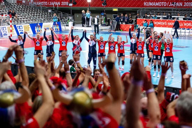 191208 Players of Norway celebrate after the Women s World Handball Championship game between Norway and Denmark on December 8, 2019 in Kumamoto. Photo: Daniel Stiller Bildbyran kod DS 59420 bbeng dam women handball handboll world handball championship 2019 norway norge handball vm denmark danmark jubel Copyright: DANIELxSTILLER BB191208DS038
