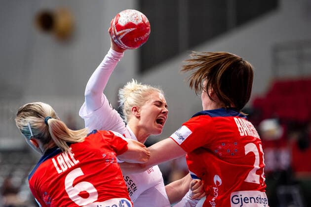 191208 Lotte Grigel of Denmark and Heidi Loke of Norway during the Women s World Handball Championship game between Norway and Denmark on December 8, 2019 in Kumamoto. Photo: Daniel Stiller Bildbyran kod DS 59420 bbeng dam women handball handboll world handball championship 2019 norway norge handball vm denmark danmark jubeil Copyright: DANIELxSTILLER BB191208DS041