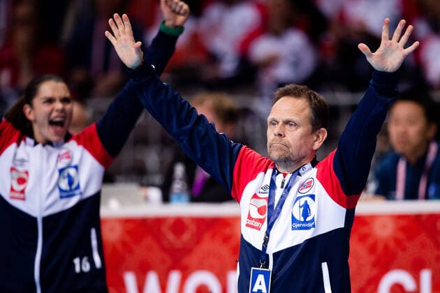 191208 Thorir Hergeirsson, head coach of Norway celebrates during the Women s World Handball Championship game between Norway and Denmark on December 8, 2019 in Kumamoto. Photo: Daniel Stiller Bildbyran kod DS 59420 bbeng dam women handball handboll world handball championship 2019 norway norge handball vm denmark danmark jubeil Copyright: DANIELxSTILLER BB191208DS042